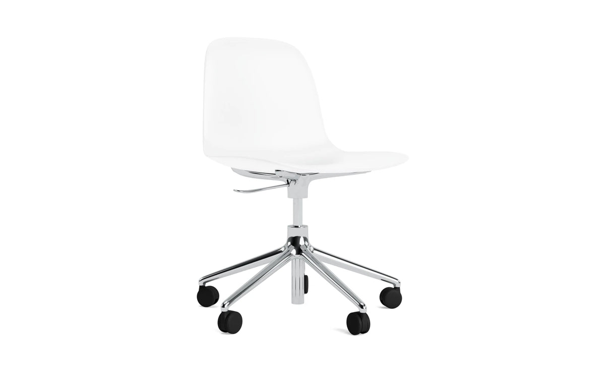 Form Bürostuhl in Weiss präsentiert im Onlineshop von KAQTU Design AG. Dreh-Schalenstuhl mit Rollen ist von Normann Copenhagen