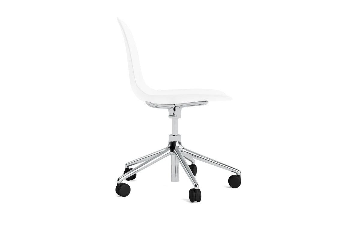 Form Bürostuhl in Weiss präsentiert im Onlineshop von KAQTU Design AG. Dreh-Schalenstuhl mit Rollen ist von Normann Copenhagen