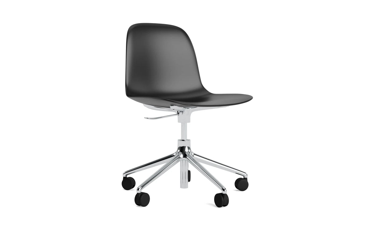 Form Bürostuhl in Schwarz präsentiert im Onlineshop von KAQTU Design AG. Dreh-Schalenstuhl mit Rollen ist von Normann Copenhagen