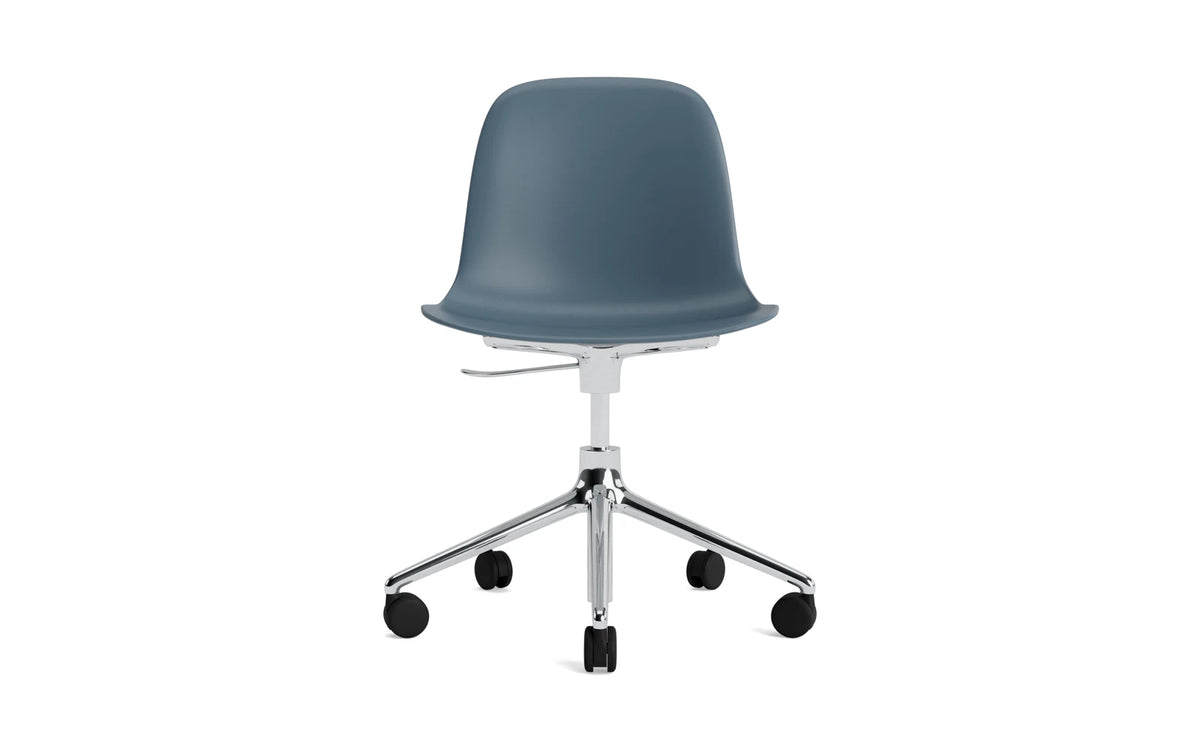 Form Bürostuhl in Blau präsentiert im Onlineshop von KAQTU Design AG. Dreh-Schalenstuhl mit Rollen ist von Normann Copenhagen