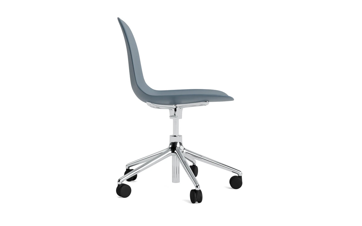 Form Bürostuhl in Blau präsentiert im Onlineshop von KAQTU Design AG. Dreh-Schalenstuhl mit Rollen ist von Normann Copenhagen