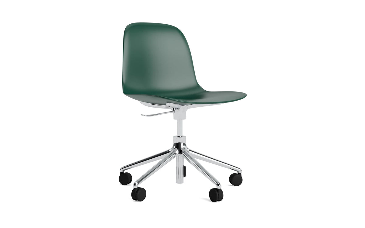 Form Bürostuhl in Grün präsentiert im Onlineshop von KAQTU Design AG. Dreh-Schalenstuhl mit Rollen ist von Normann Copenhagen