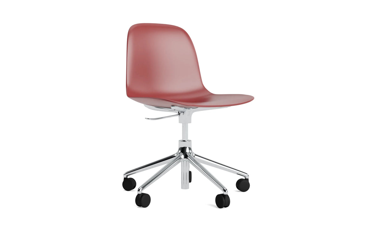 Form Bürostuhl in Rot präsentiert im Onlineshop von KAQTU Design AG. Dreh-Schalenstuhl mit Rollen ist von Normann Copenhagen