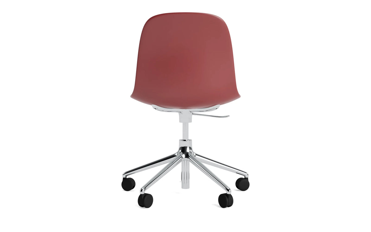 Form Bürostuhl in Rot präsentiert im Onlineshop von KAQTU Design AG. Dreh-Schalenstuhl mit Rollen ist von Normann Copenhagen