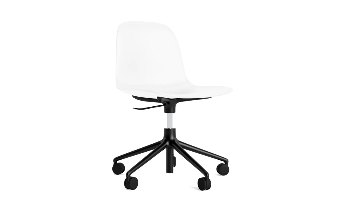 Form Bürostuhl in Weiss präsentiert im Onlineshop von KAQTU Design AG. Dreh-Schalenstuhl mit Rollen ist von Normann Copenhagen