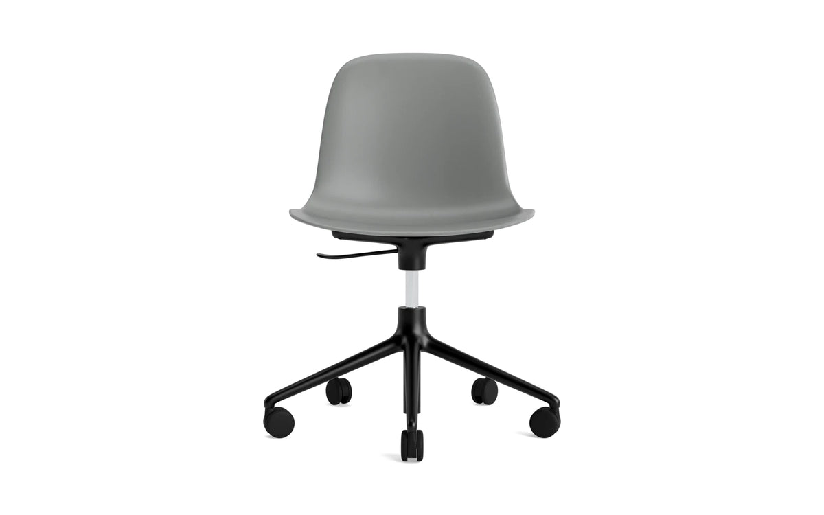 Form Bürostuhl in Grau präsentiert im Onlineshop von KAQTU Design AG. Dreh-Schalenstuhl mit Rollen ist von Normann Copenhagen
