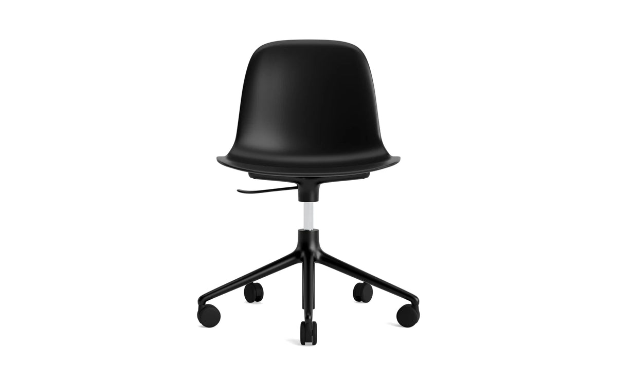 Form Bürostuhl in Schwarz präsentiert im Onlineshop von KAQTU Design AG. Dreh-Schalenstuhl mit Rollen ist von Normann Copenhagen