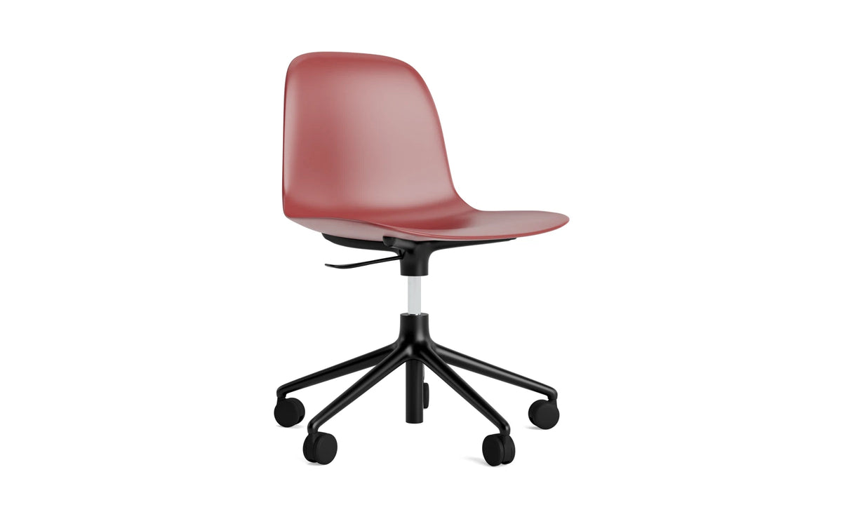 Form Bürostuhl in Rot präsentiert im Onlineshop von KAQTU Design AG. Dreh-Schalenstuhl mit Rollen ist von Normann Copenhagen