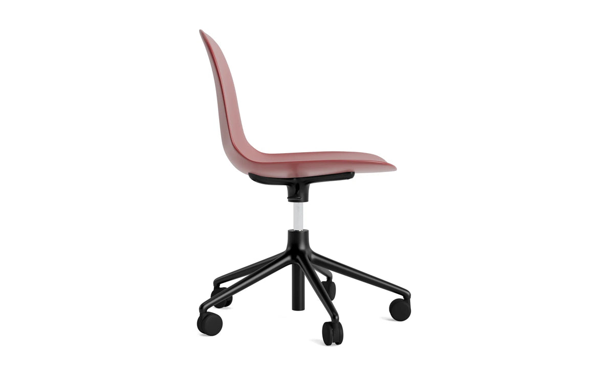 Form Bürostuhl in Rot präsentiert im Onlineshop von KAQTU Design AG. Dreh-Schalenstuhl mit Rollen ist von Normann Copenhagen