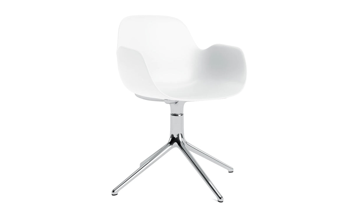 Form Drehstuhl mit Armlehne in Weiss präsentiert im Onlineshop von KAQTU Design AG. Dreh-Schalenstuhl mit Armlehnen ist von Normann Copenhagen