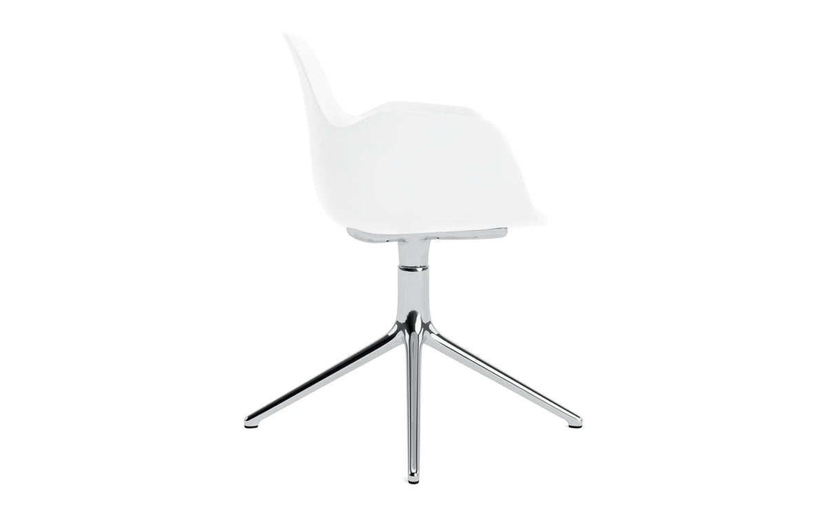 Form Drehstuhl mit Armlehne in Weiss präsentiert im Onlineshop von KAQTU Design AG. Dreh-Schalenstuhl mit Armlehnen ist von Normann Copenhagen