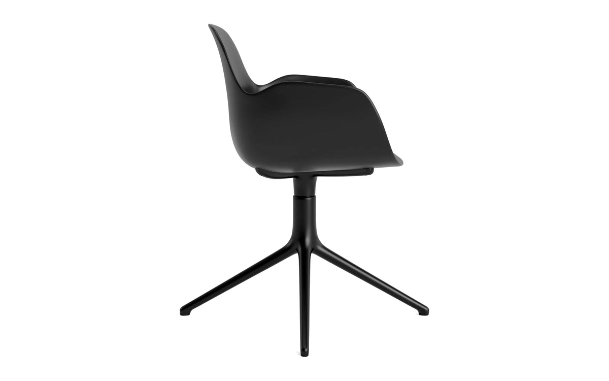 Form Drehstuhl mit Armlehne in Schwarz präsentiert im Onlineshop von KAQTU Design AG. Dreh-Schalenstuhl mit Armlehnen ist von Normann Copenhagen