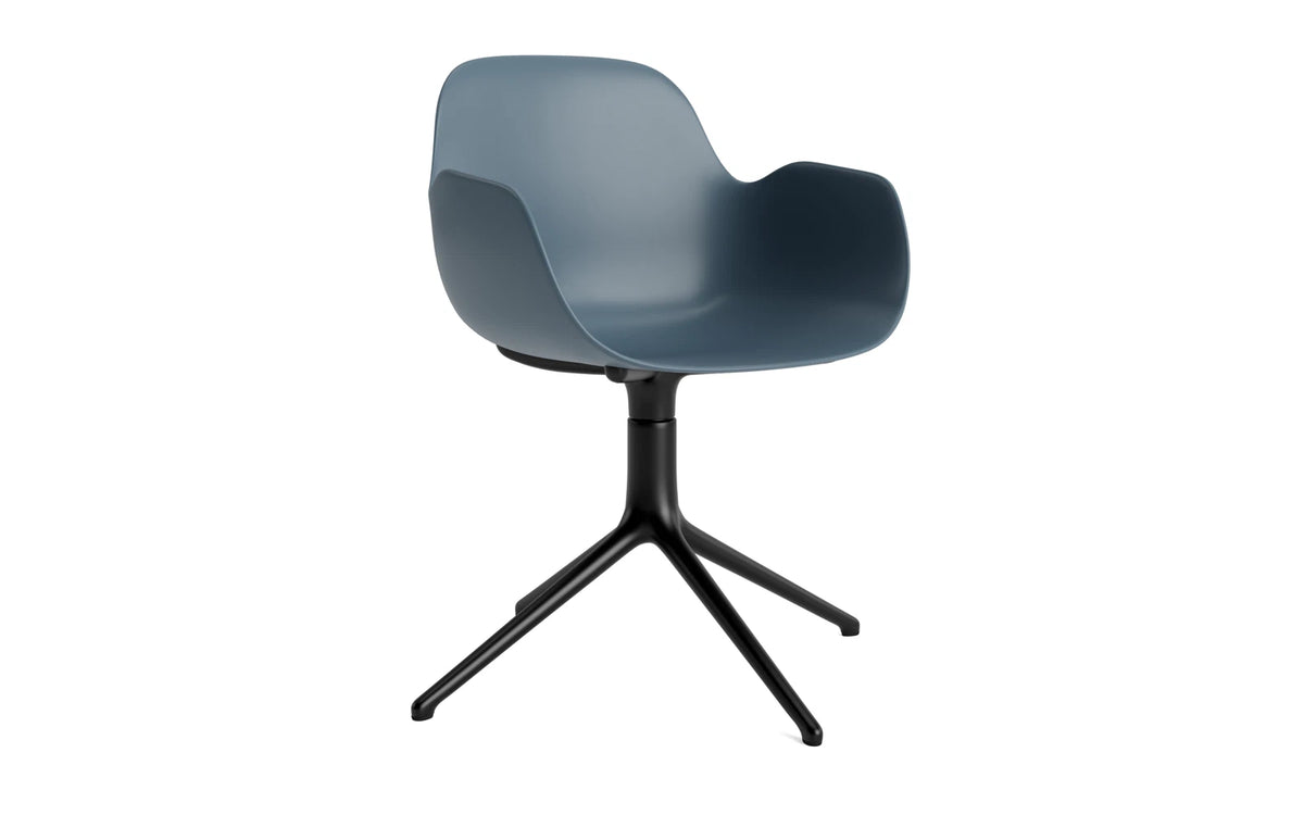 Form Drehstuhl mit Armlehne in Blau präsentiert im Onlineshop von KAQTU Design AG. Dreh-Schalenstuhl mit Armlehnen ist von Normann Copenhagen