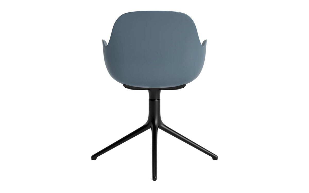 Form Drehstuhl mit Armlehne in Blau präsentiert im Onlineshop von KAQTU Design AG. Dreh-Schalenstuhl mit Armlehnen ist von Normann Copenhagen