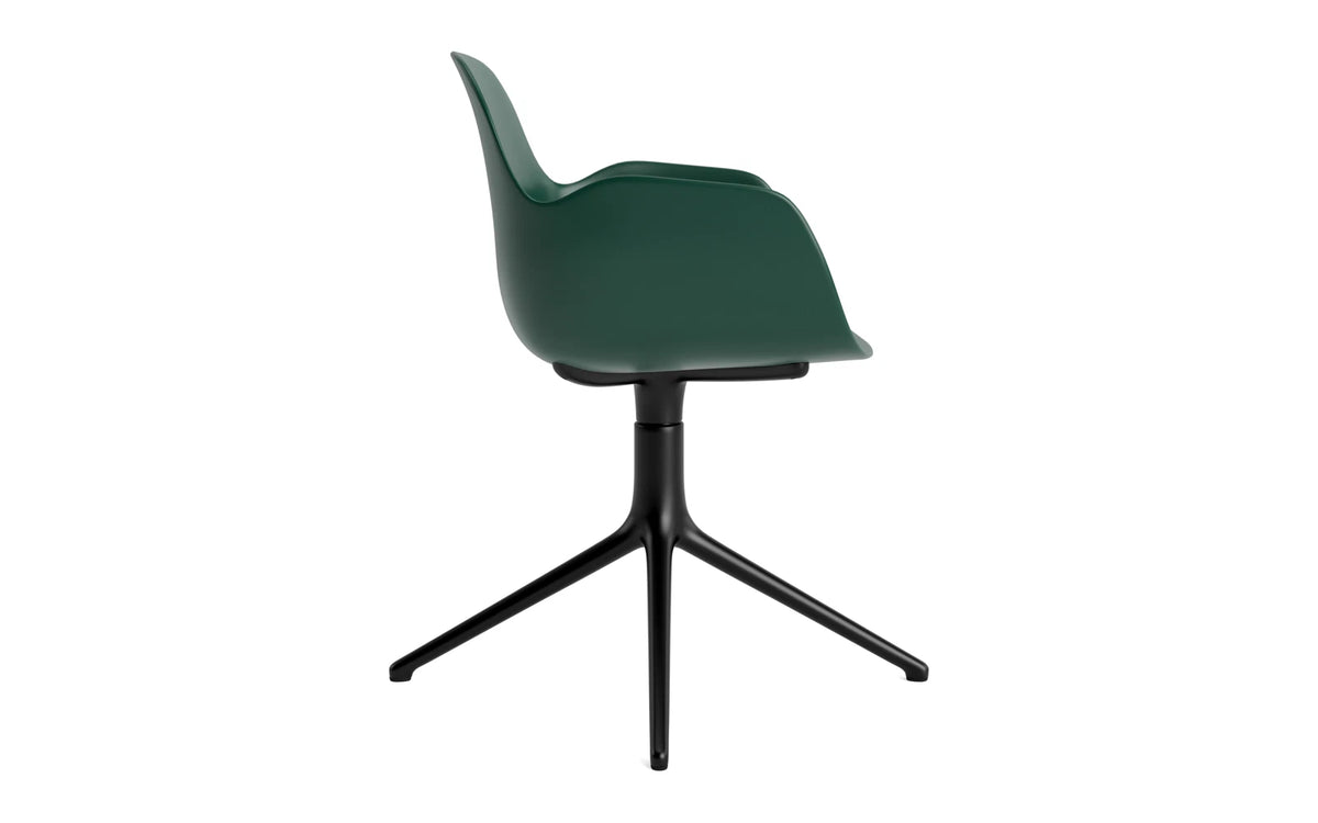 Form Drehstuhl mit Armlehne in Grün präsentiert im Onlineshop von KAQTU Design AG. Dreh-Schalenstuhl mit Armlehnen ist von Normann Copenhagen