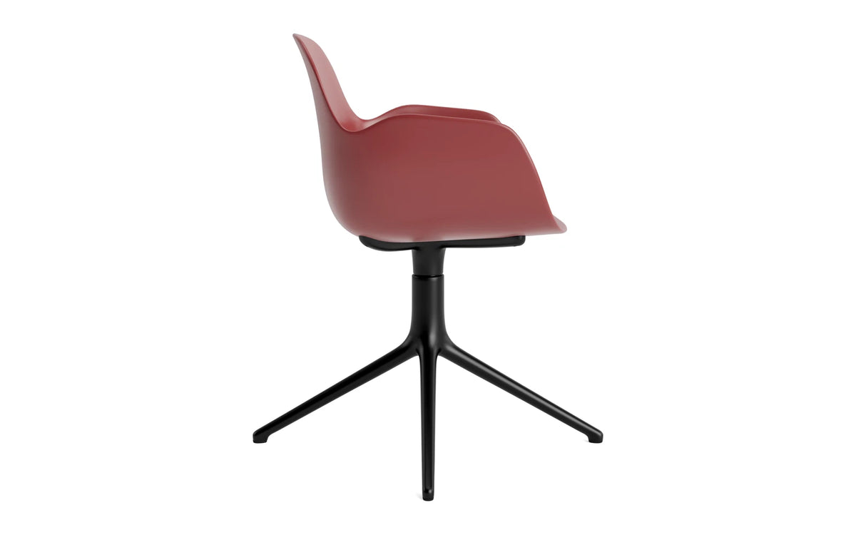 Form Drehstuhl mit Armlehne in Rot präsentiert im Onlineshop von KAQTU Design AG. Dreh-Schalenstuhl mit Armlehnen ist von Normann Copenhagen