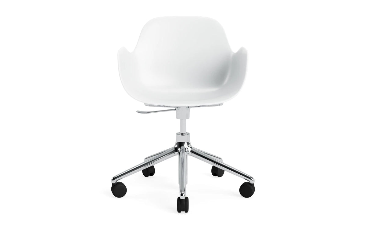 Form Bürostuhl mit Armlehne in Weiss präsentiert im Onlineshop von KAQTU Design AG. Dreh-Schalenstuhl mit Armlehnen und Rollen ist von Normann Copenhagen