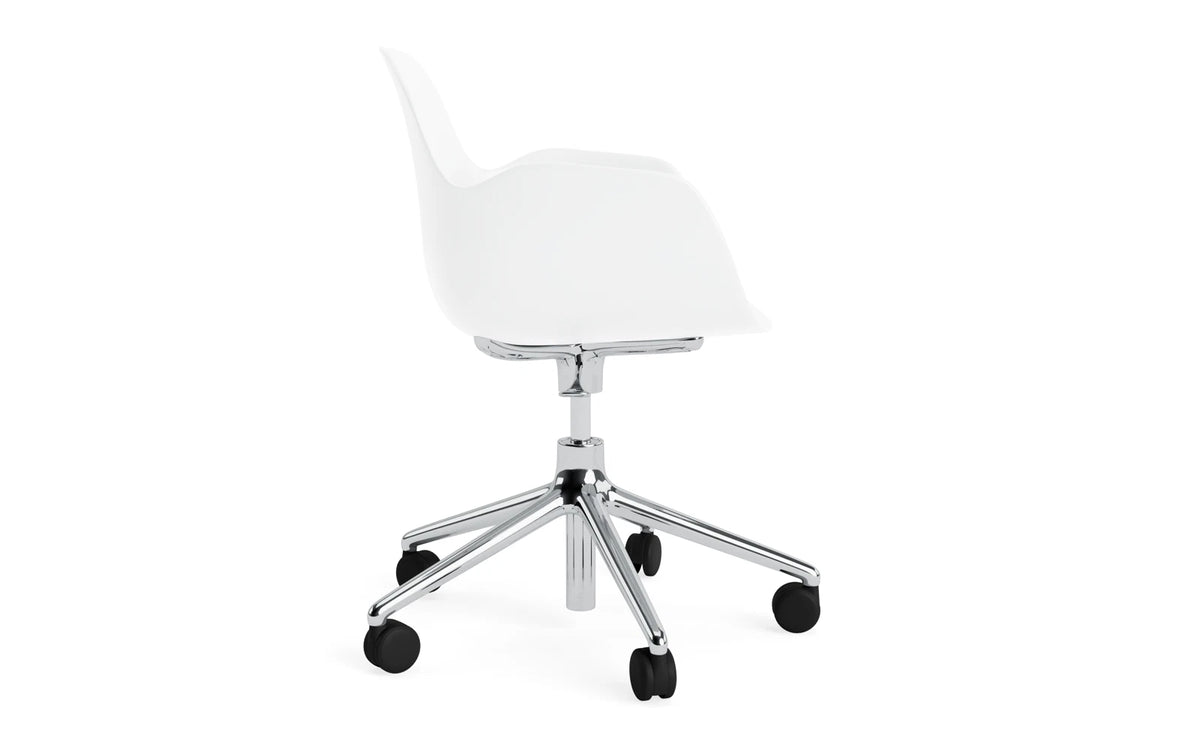 Form Bürostuhl mit Armlehne in Weiss präsentiert im Onlineshop von KAQTU Design AG. Dreh-Schalenstuhl mit Armlehnen und Rollen ist von Normann Copenhagen