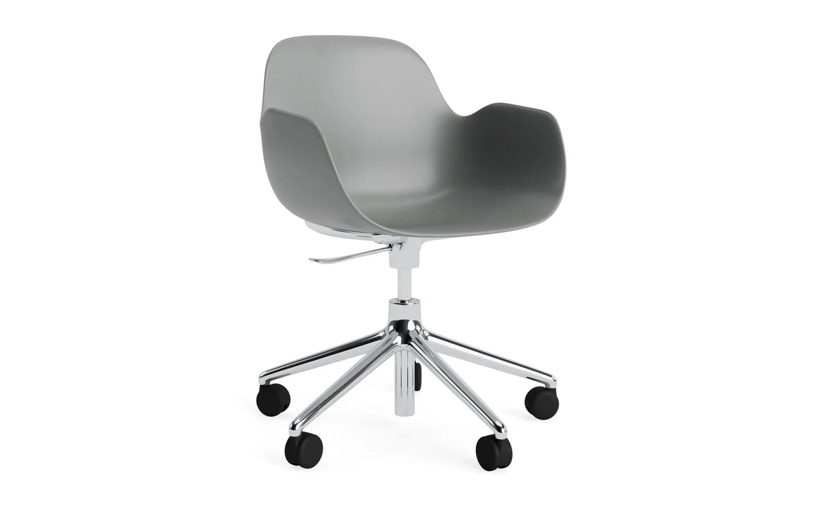 Form Bürostuhl mit Armlehne in Grau präsentiert im Onlineshop von KAQTU Design AG. Dreh-Schalenstuhl mit Armlehnen und Rollen ist von Normann Copenhagen