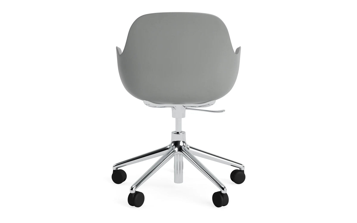 Form Bürostuhl mit Armlehne in Grau präsentiert im Onlineshop von KAQTU Design AG. Dreh-Schalenstuhl mit Armlehnen und Rollen ist von Normann Copenhagen