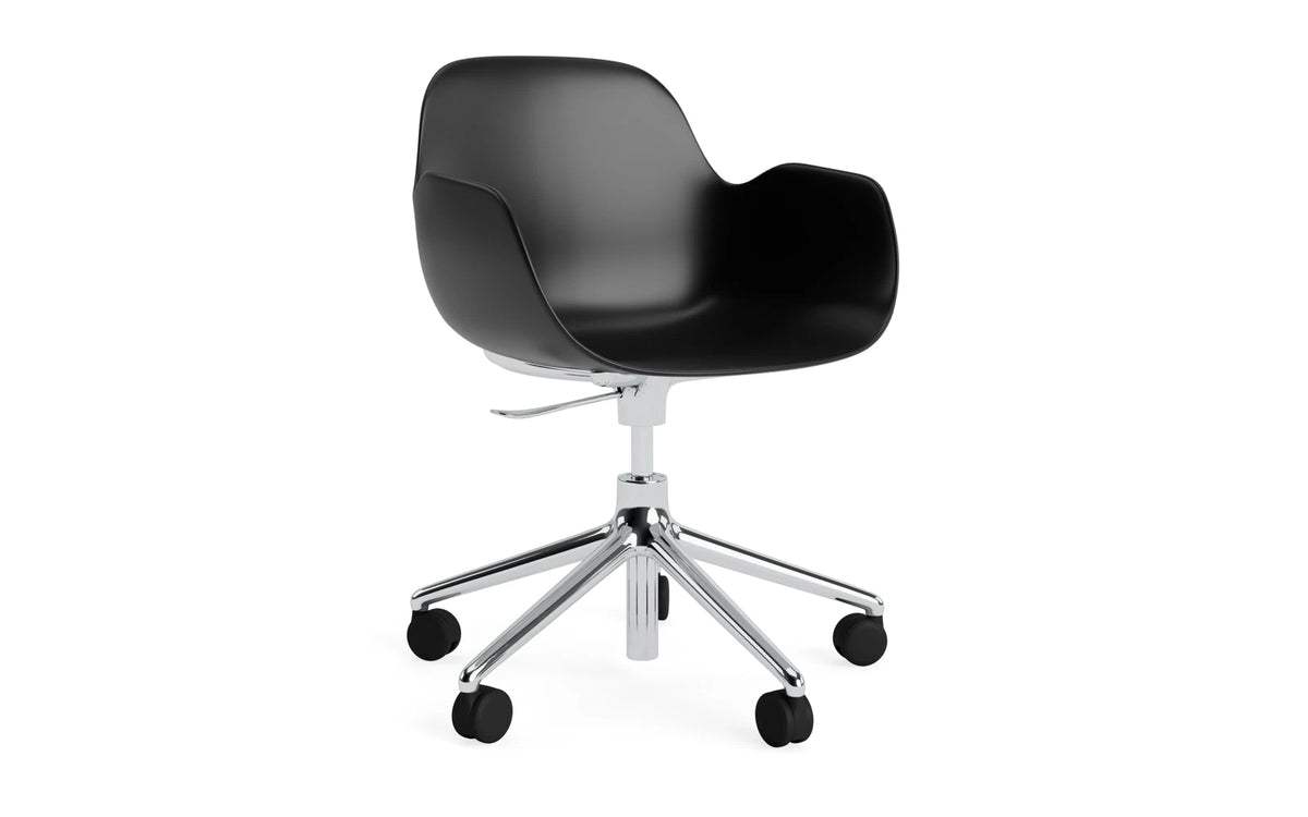 Form Bürostuhl mit Armlehne in Schwarz präsentiert im Onlineshop von KAQTU Design AG. Dreh-Schalenstuhl mit Armlehnen und Rollen ist von Normann Copenhagen