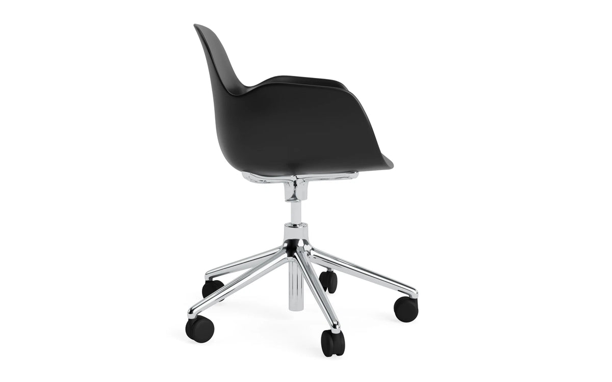 Form Bürostuhl mit Armlehne in Schwarz präsentiert im Onlineshop von KAQTU Design AG. Dreh-Schalenstuhl mit Armlehnen und Rollen ist von Normann Copenhagen