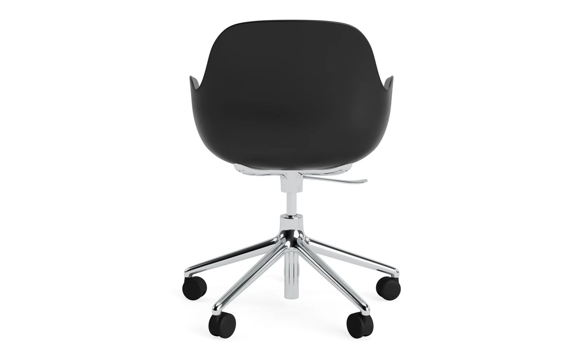 Form Bürostuhl mit Armlehne in Schwarz präsentiert im Onlineshop von KAQTU Design AG. Dreh-Schalenstuhl mit Armlehnen und Rollen ist von Normann Copenhagen
