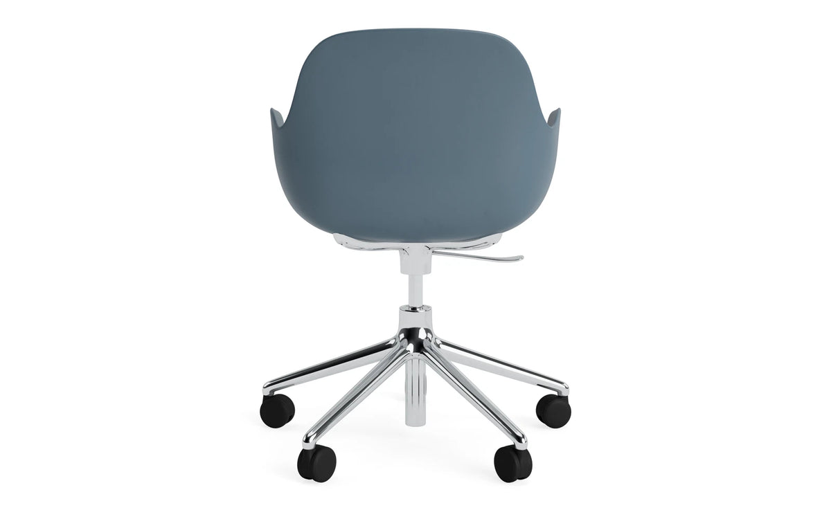 Form Bürostuhl mit Armlehne in Blau präsentiert im Onlineshop von KAQTU Design AG. Dreh-Schalenstuhl mit Armlehnen und Rollen ist von Normann Copenhagen