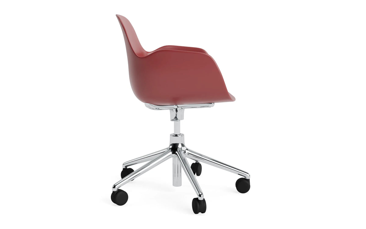 Form Bürostuhl mit Armlehne in Rot präsentiert im Onlineshop von KAQTU Design AG. Dreh-Schalenstuhl mit Armlehnen und Rollen ist von Normann Copenhagen