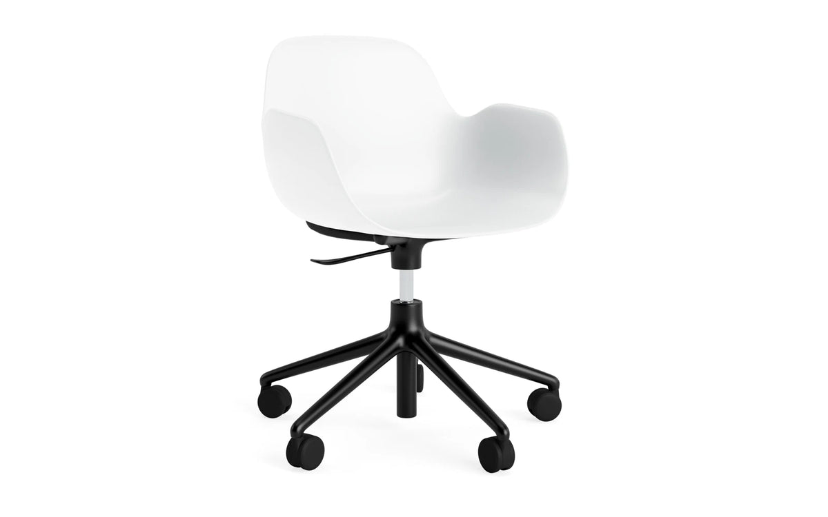 Form Bürostuhl mit Armlehne in Weiss präsentiert im Onlineshop von KAQTU Design AG. Dreh-Schalenstuhl mit Armlehnen und Rollen ist von Normann Copenhagen