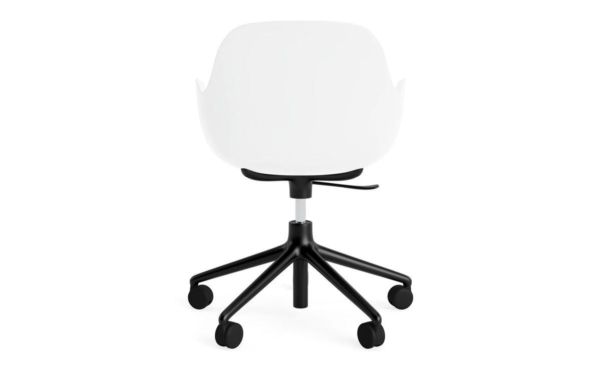 Form Bürostuhl mit Armlehne in Weiss präsentiert im Onlineshop von KAQTU Design AG. Dreh-Schalenstuhl mit Armlehnen und Rollen ist von Normann Copenhagen