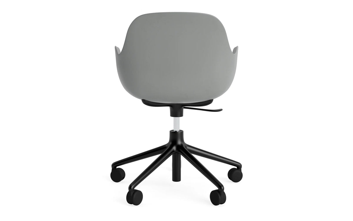 Form Bürostuhl mit Armlehne in Grau präsentiert im Onlineshop von KAQTU Design AG. Dreh-Schalenstuhl mit Armlehnen und Rollen ist von Normann Copenhagen