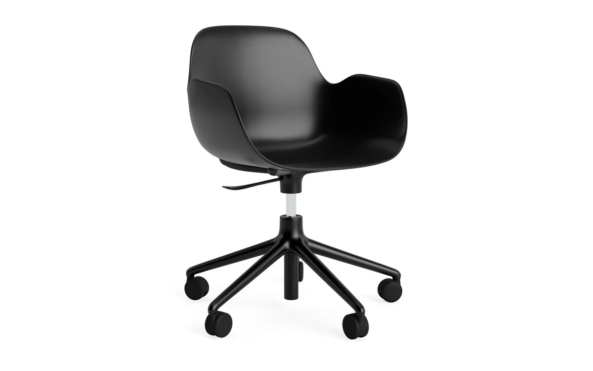 Form Bürostuhl mit Armlehne in Schwarz präsentiert im Onlineshop von KAQTU Design AG. Dreh-Schalenstuhl mit Armlehnen und Rollen ist von Normann Copenhagen