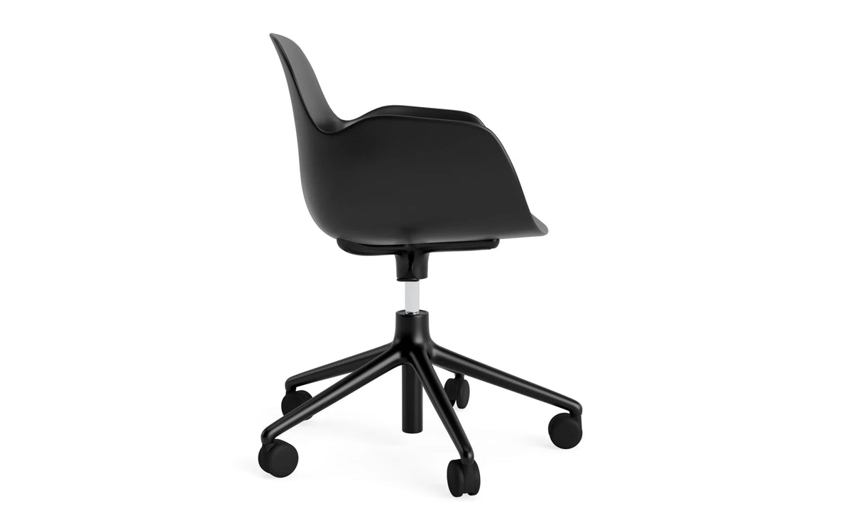 Form Bürostuhl mit Armlehne in Schwarz präsentiert im Onlineshop von KAQTU Design AG. Dreh-Schalenstuhl mit Armlehnen und Rollen ist von Normann Copenhagen