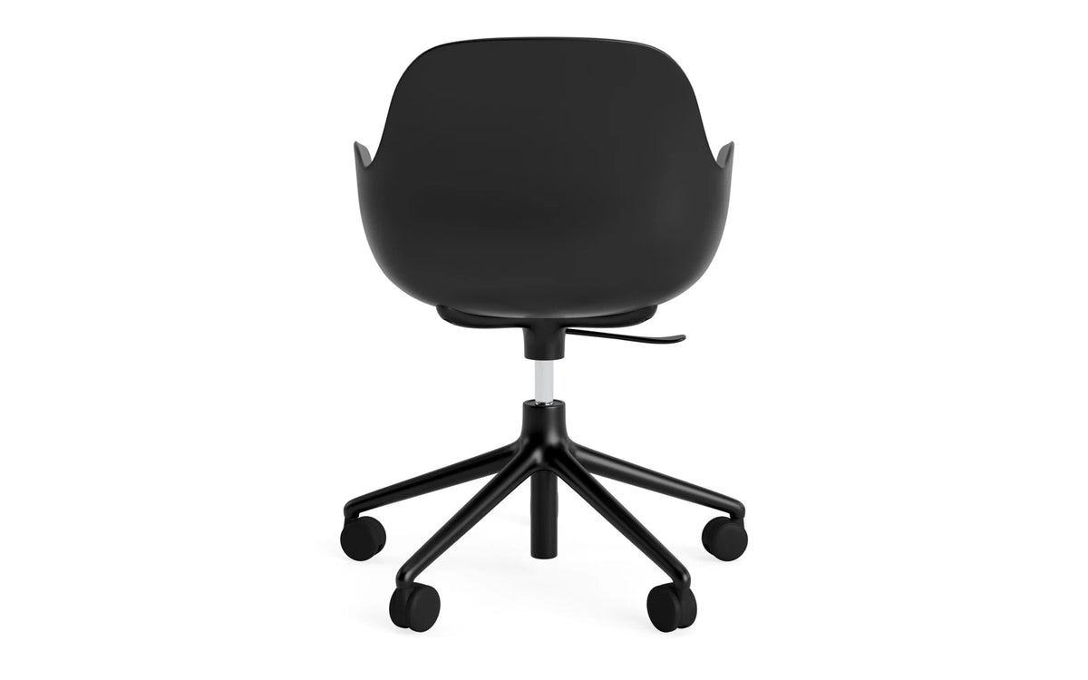 Form Bürostuhl mit Armlehne in Schwarz präsentiert im Onlineshop von KAQTU Design AG. Dreh-Schalenstuhl mit Armlehnen und Rollen ist von Normann Copenhagen