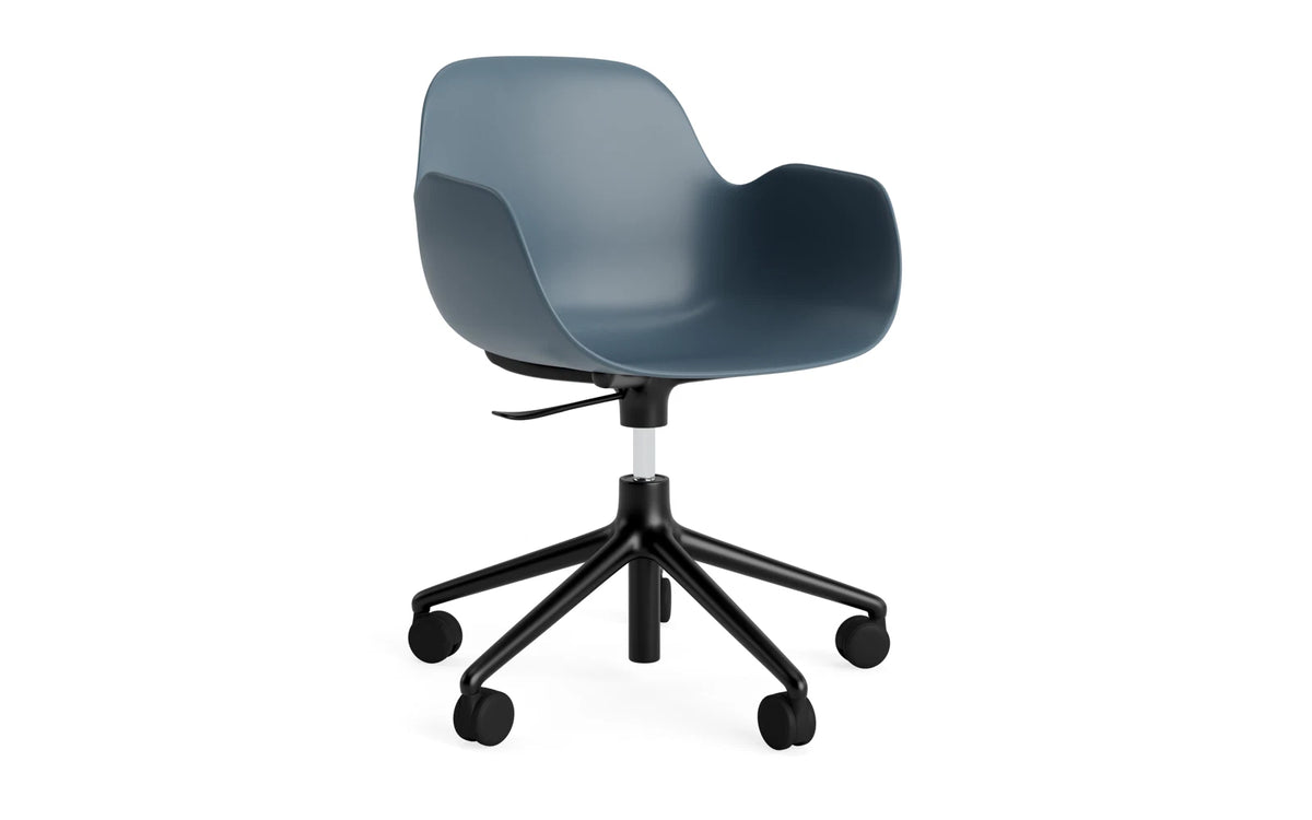 Form Bürostuhl mit Armlehne in Blau präsentiert im Onlineshop von KAQTU Design AG. Dreh-Schalenstuhl mit Armlehnen und Rollen ist von Normann Copenhagen