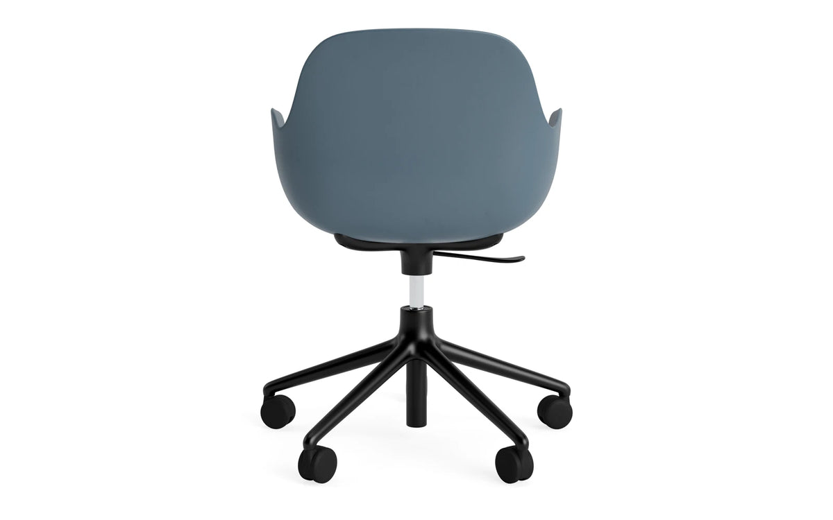 Form Bürostuhl mit Armlehne in Blau präsentiert im Onlineshop von KAQTU Design AG. Dreh-Schalenstuhl mit Armlehnen und Rollen ist von Normann Copenhagen