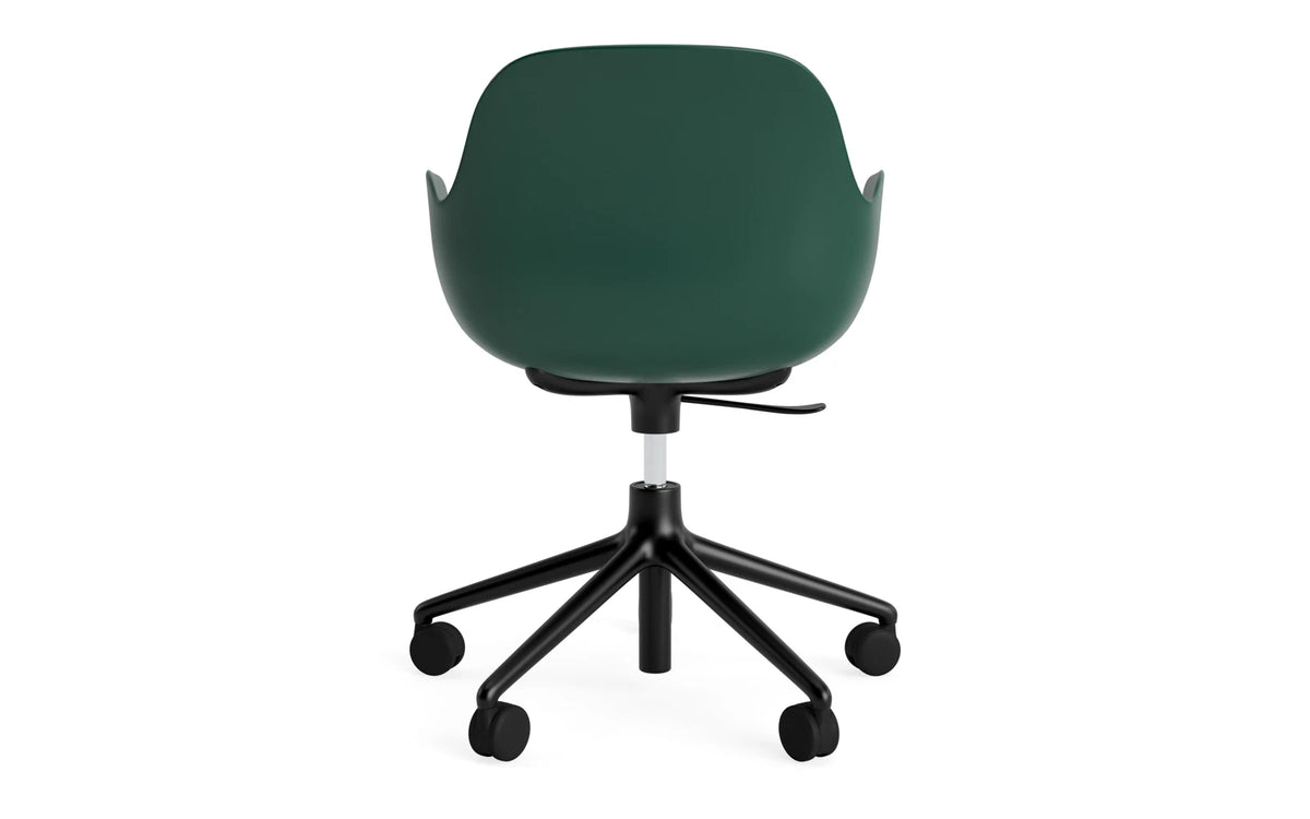 Form Bürostuhl mit Armlehne in Grün präsentiert im Onlineshop von KAQTU Design AG. Dreh-Schalenstuhl mit Armlehnen und Rollen ist von Normann Copenhagen