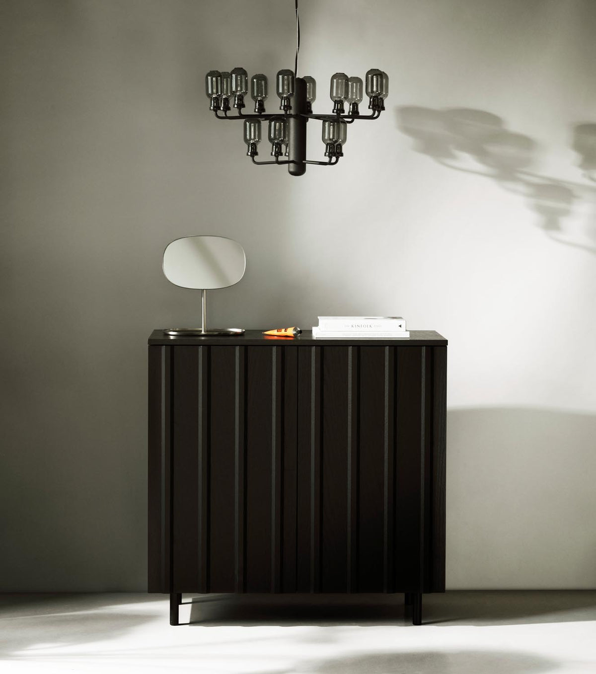 Rib Cabinet in Warmes schwarz präsentiert im Onlineshop von KAQTU Design AG. Korpus ist von Normann Copenhagen