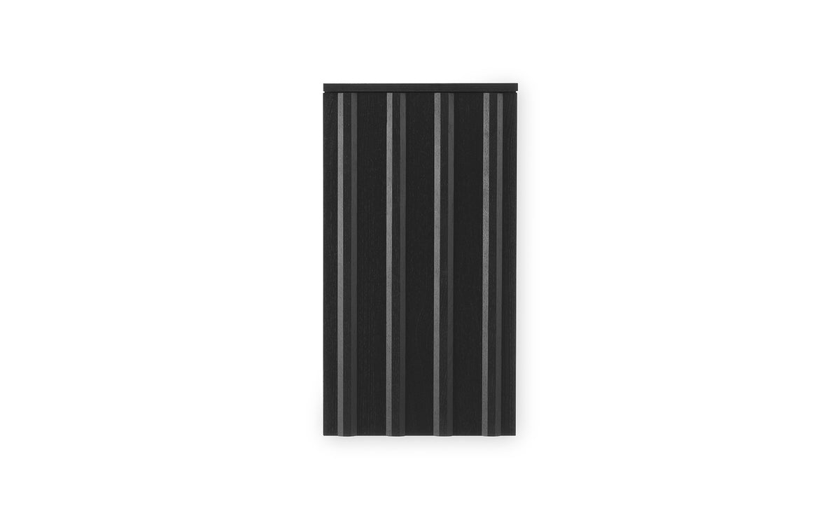 Rib Hängeschrank in Warmes schwarz präsentiert im Onlineshop von KAQTU Design AG. Wandschrank ist von Normann Copenhagen