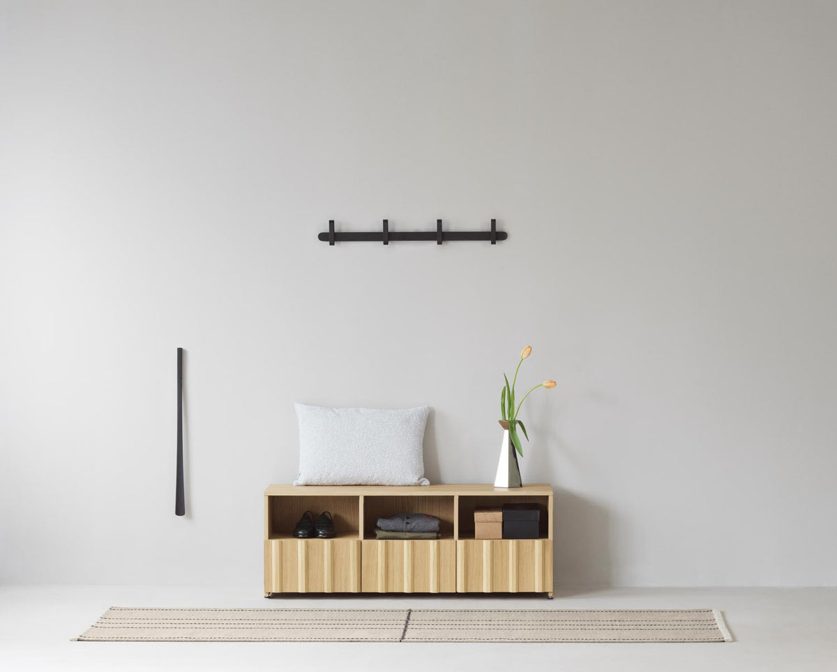 Rib Anrichte in Beige präsentiert im Onlineshop von KAQTU Design AG. Sideboard ist von Normann Copenhagen