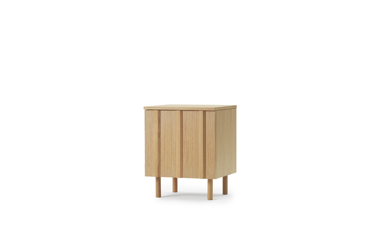 Rib Nachttisch in Eiche präsentiert im Onlineshop von KAQTU Design AG. Nachttisch ist von Normann Copenhagen