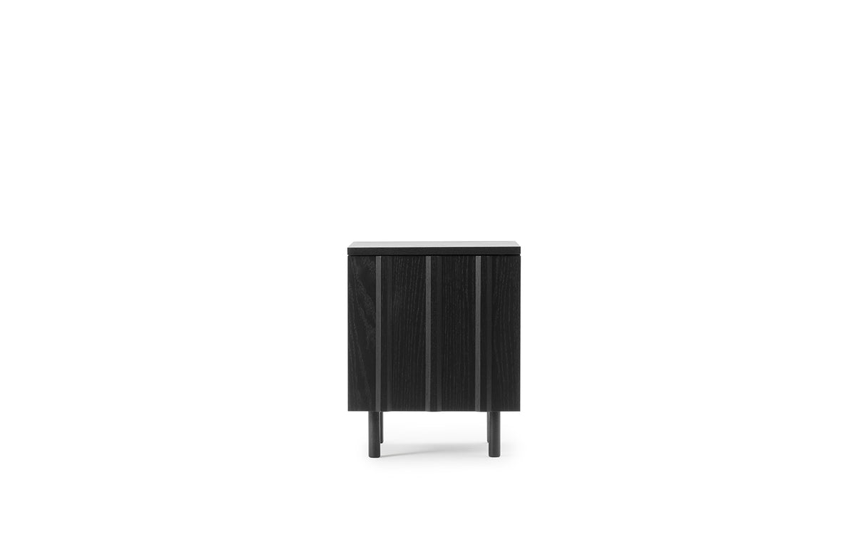 Rib Nachttisch in Warmes schwarz präsentiert im Onlineshop von KAQTU Design AG. Nachttisch ist von Normann Copenhagen