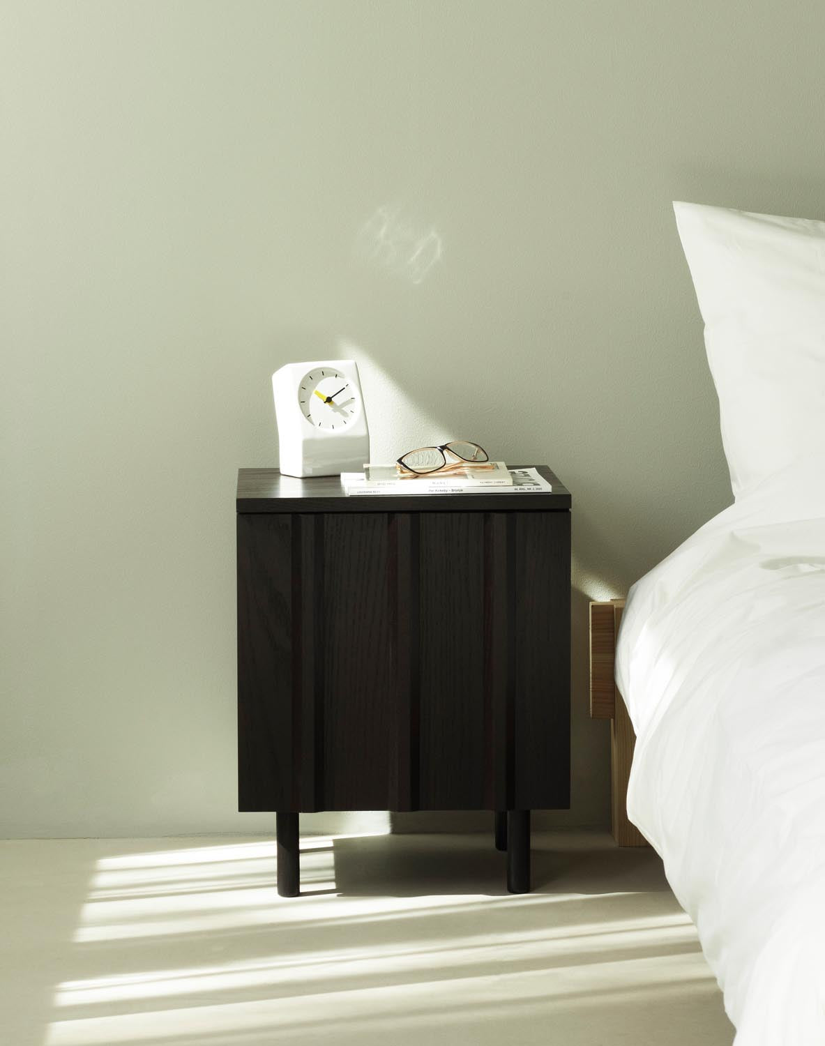 Rib Nachttisch in Warmes schwarz präsentiert im Onlineshop von KAQTU Design AG. Nachttisch ist von Normann Copenhagen
