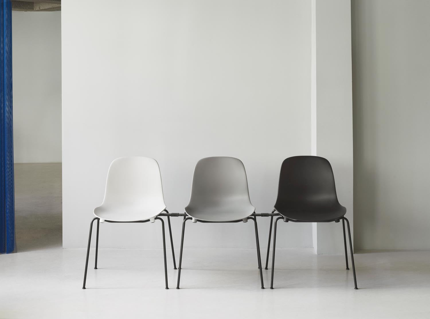 Moderner Form Stapelstuhl von Normann Copenhagen mit Stahlgestell.