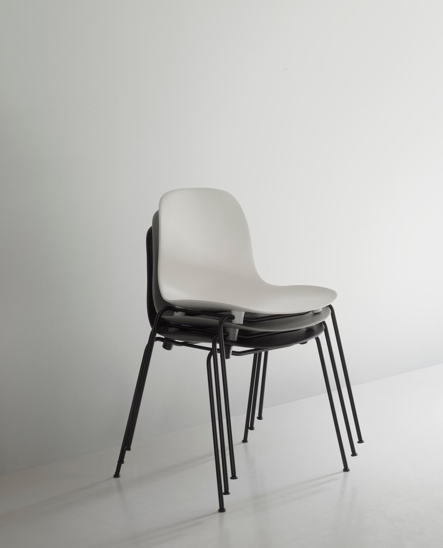 Moderner Form Stapelstuhl von Normann Copenhagen mit Stahlgestell.
