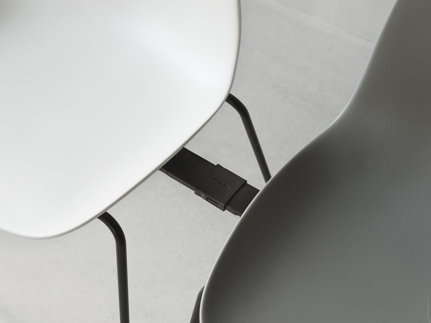 Stilvoller Form Stapelstuhl von Normann Copenhagen mit Stahlbasis.