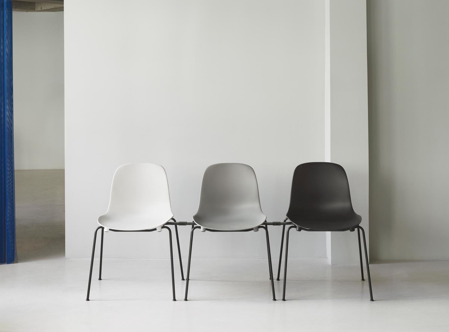 Stilvoller Form Stapelstuhl von Normann Copenhagen mit Stahlbasis.