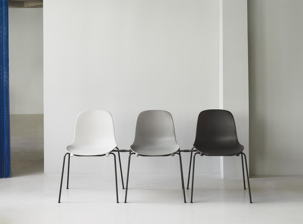 Form Stapelstuhl in Rot präsentiert im Onlineshop von KAQTU Design AG. Stuhl ist von Normann Copenhagen