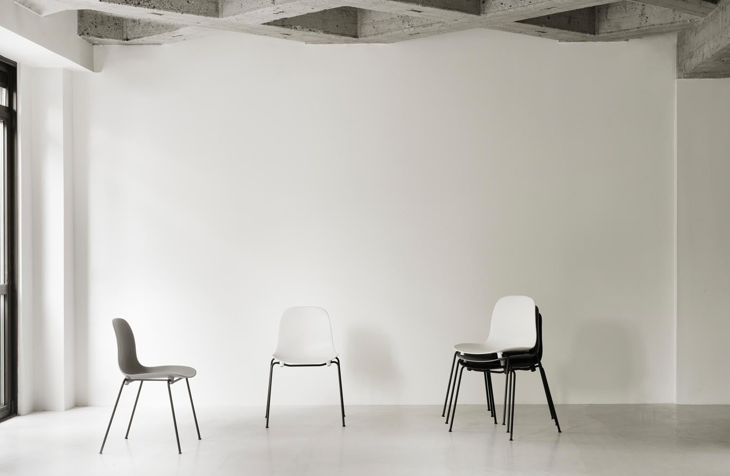 Eleganter Form Stapelstuhl von Normann Copenhagen mit Stahlrahmen.